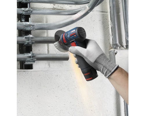 Eine Person benutzt einen Bosch Winkelschleifer, um ein Metallrohr zu schneiden.