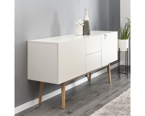Weißes Sideboard mit Holzfüßen und zwei Vasen als Dekoration auf einer grauen Wand
