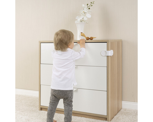 Kind versucht, eine Kommode mit Schubladensicherung zu öffnen