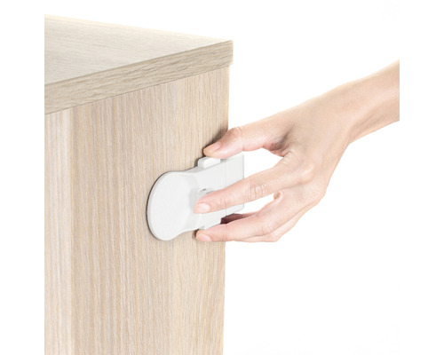 Kindersicherung an einem Holzschrank mit Hand befestigt