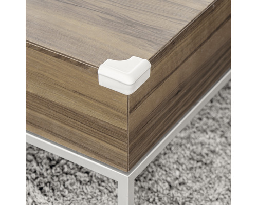 Eckenschutz an einer Tischkante befestigt