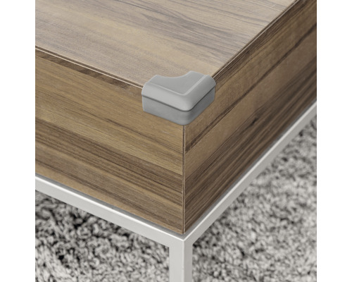 Eckenschutz aus Kunststoff an einer Tischkante