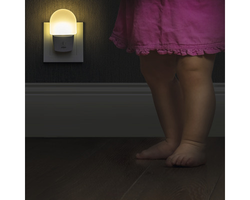 Nachtlicht in Steckdose neben einem Kind im Schlafzimmer