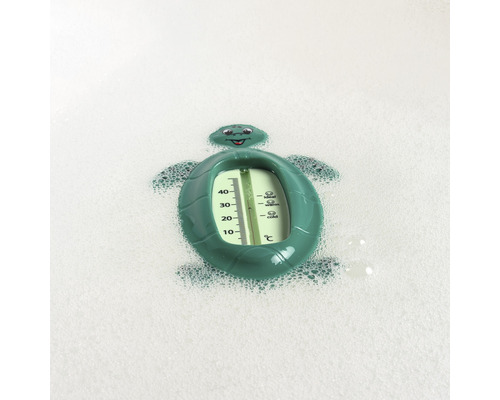 Badethermometer in Schildkrötenform schwimmt im Wasser.