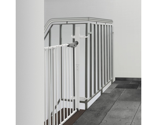 Treppenschutzgitter aus Metall am Treppenaufgang