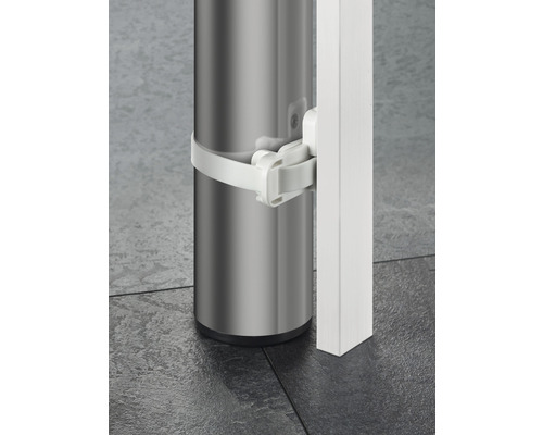 Detailaufnahme eines weißen Türfeststellers an einem runden, silberfarbenen Objekt