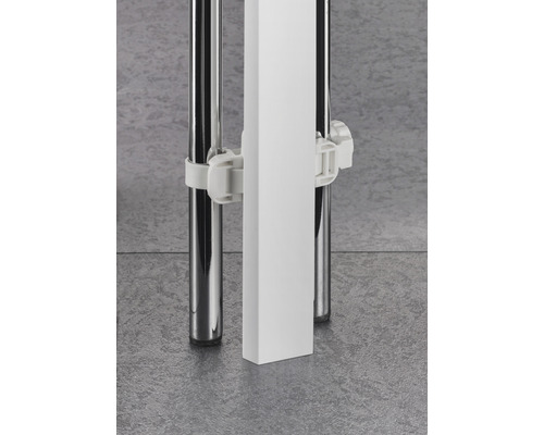 Detailansicht eines weißen Montageprofils mit Befestigungsclips an zwei Metallstangen