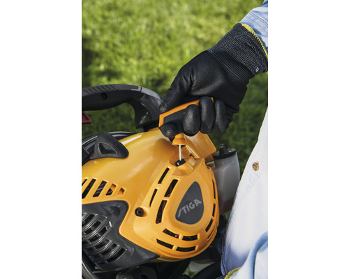 Bedienung einer Stiga Heckenschere mit Handschuhen
