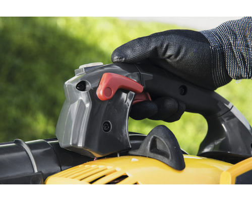 Bedienung eines gelben Laubsaugers mit Handschuhen