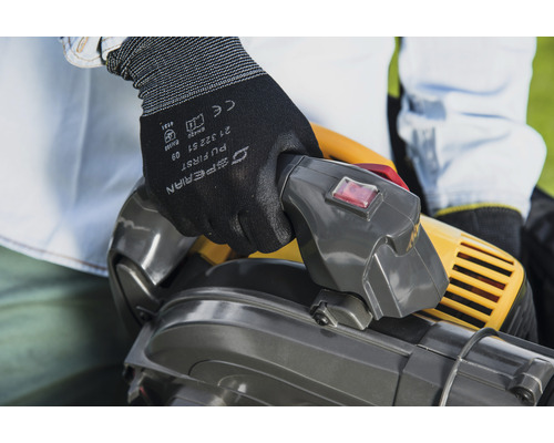 Person bedient Laubsauger mit Schutzhandschuhen