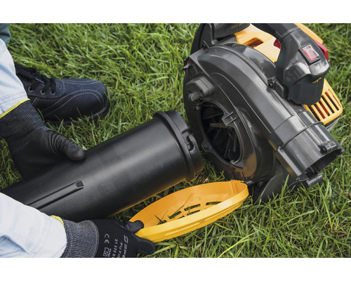 Laubbläser mit montierten Anbauteilen auf Rasen