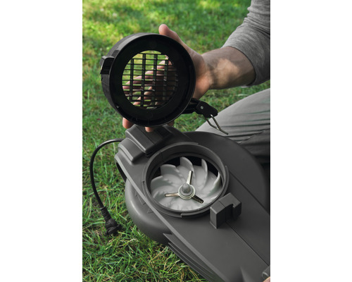 Detailaufnahme eines Gartenhäckslers mit geöffnetem Gehäuse, das die Messerwelle zeigt