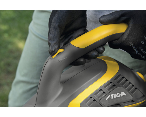 Bedienung einer Heckenschere der Marke Stiga durch eine Person mit Schutzhandschuhen