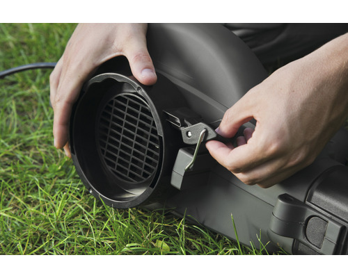 Detailaufnahme eines montierten Gartensaugers auf Rasen