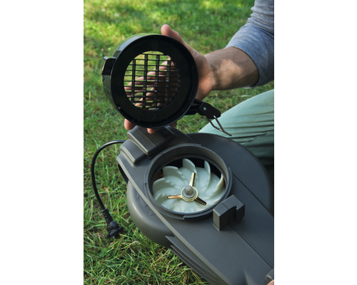 Detailansicht eines geöffneten Häckslers mit Rotor und Abdeckung