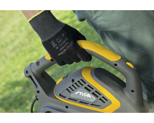 Eine Person mit Arbeitshandschuhen bedient eine Heckenschere von Stiga.