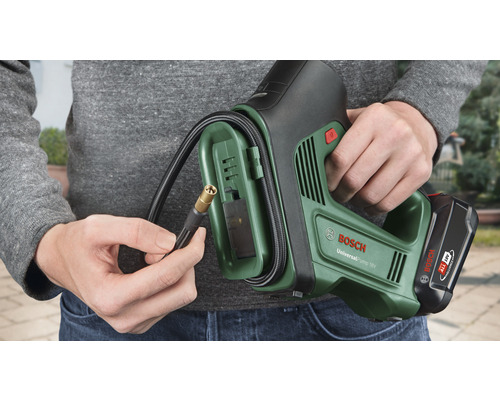 Person hält Bosch UniversalPump 18V Akku-Luftpumpe