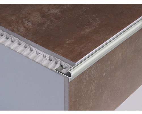 Fliesenabschlusskante aus Metall an Fliesen
