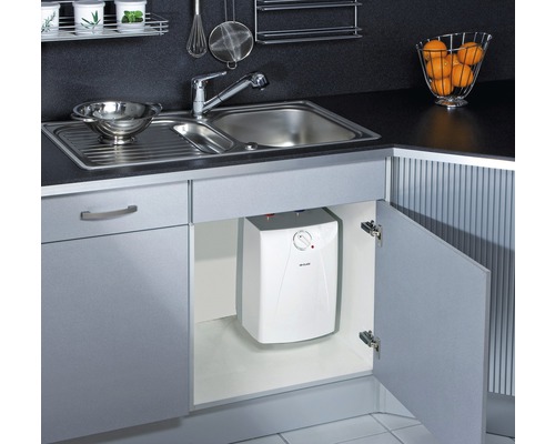 Küchenspüle mit Unterschrank und Warmwasserbereiter