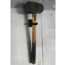 Gummihammer mit Holzgriff an einer Wandhalterung