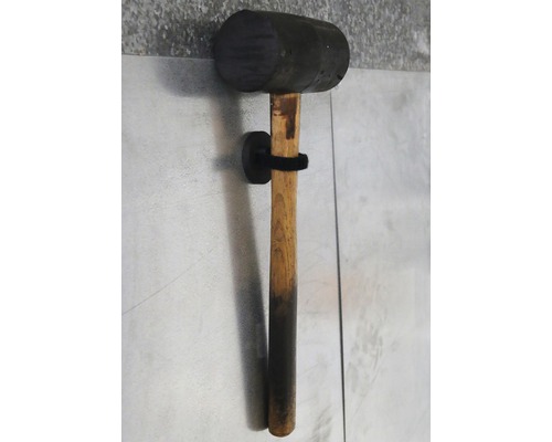 Gummihammer mit Holzgriff an einer Wandhalterung