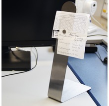 Notizhalter aus Edelstahl mit Notizen auf einem Schreibtisch