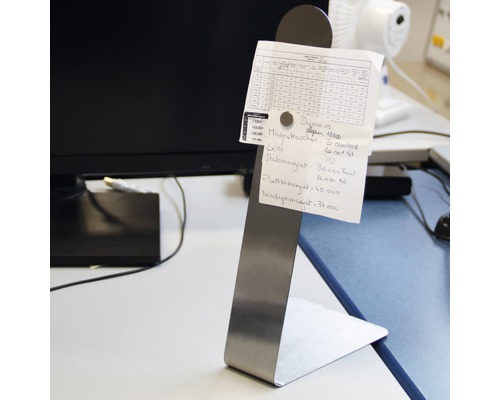 Notizhalter aus Edelstahl mit Notizen auf einem Schreibtisch