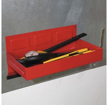 Rote Werkzeugablage mit Werkzeugen an einer Wand