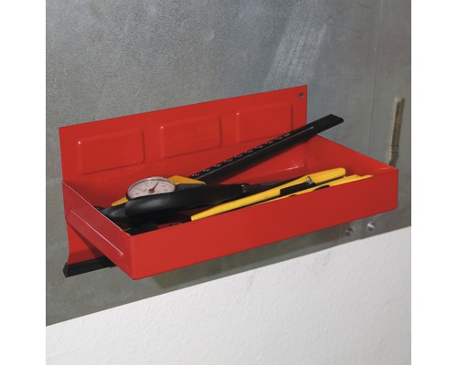 Rote Werkzeugablage mit Werkzeugen an einer Wand