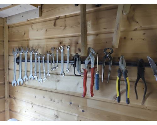 Werkzeugwand mit Schraubenschlüsseln, Zangen und anderem Werkzeug
