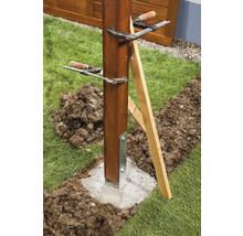 Holzpfosten im Betonfundament mit Schraubzwingen fixiert