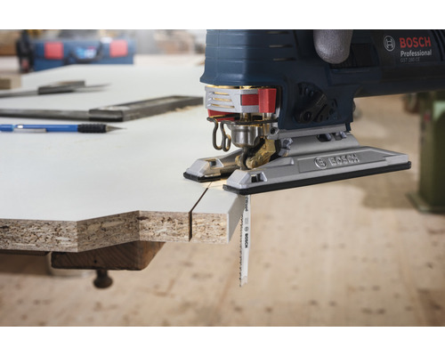 Bosch Stichsäge schneidet ein Werkstück