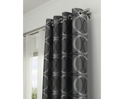 Dekorative Gardine mit Ösen und Kreismuster an einer Gardinenstange