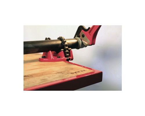 Rohrabschneider auf Holzplatte zum Rohre schneiden