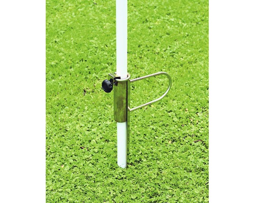 Sonnenschirmständer mit Erdspieß im Rasen