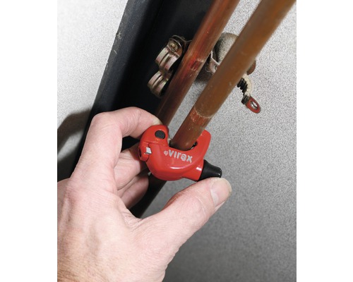 Rohrabschneider im Einsatz zum Schneiden eines Kupferrohrs