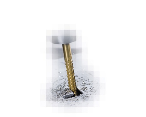 Metallbohrer beim Bohren eines Lochs mit Metallspänen