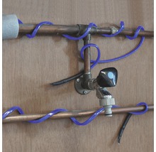 Installation von Kupferrohren mit einem Wasserhahn und einer blauen Rohrbegleitheizung.