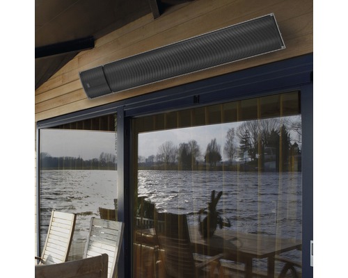 An der Decke montierter Terrassenheizer über einer Glasfront mit Blick auf einen See