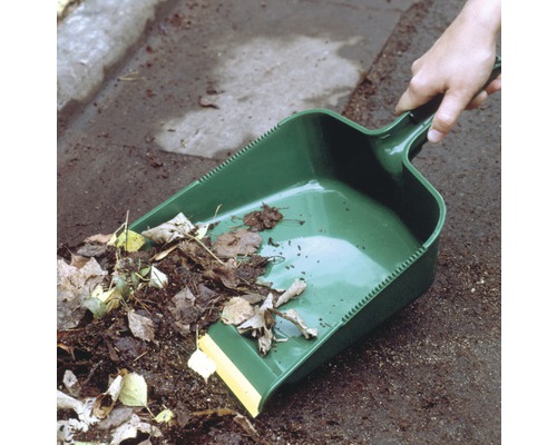 Kehrblech mit Laub und Erde