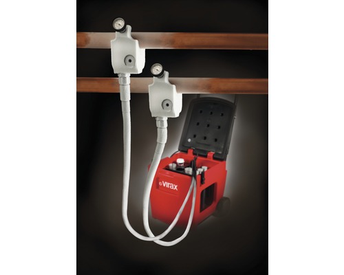 Rohrreinigungsgerät an Rohren mit Manometer und Virax Logo