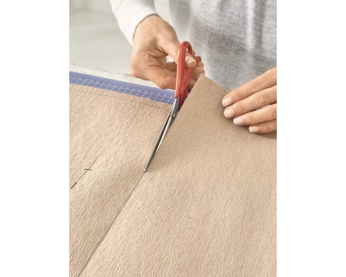 Zuschnitt von Papier mit einer Schere.