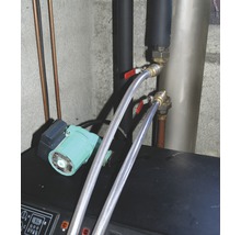 Heizungsanlage mit Pumpe und flexiblen Rohren