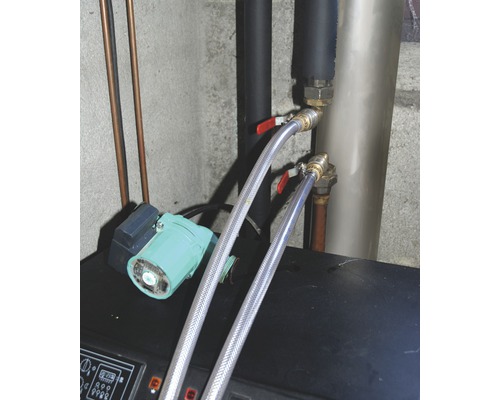 Heizungsanlage mit Pumpe und flexiblen Rohren