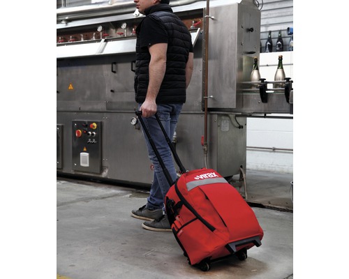 Roter Virax Werkzeug Trolley im Einsatz