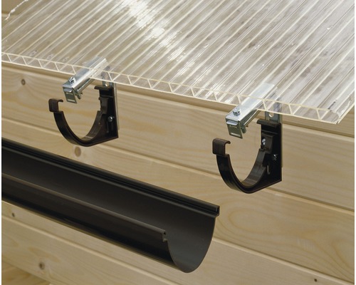 Dachrinnenhalterung an einer Holzwand mit einer transparenten Überdachung und einer braunen Dachrinne.