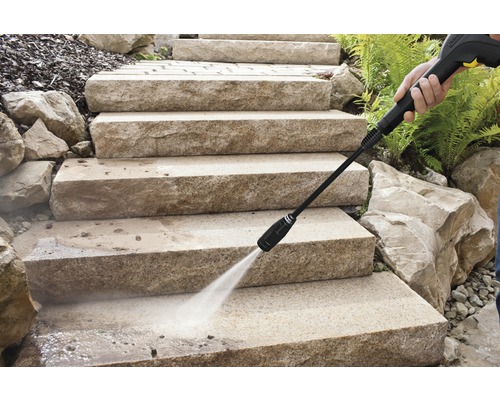 Reinigung einer Steintreppe mit einem Hochdruckreiniger.