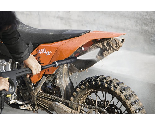 Hochdruckreiniger im Einsatz zur Reinigung eines schmutzigen Motorrads