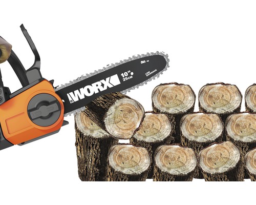 Worx Kettensäge beim Schneiden von Holzstücken