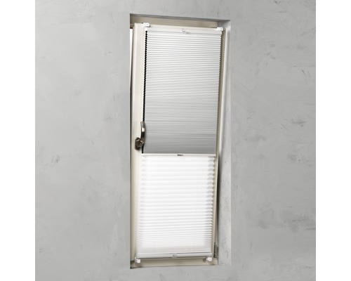 Plissee am Fenster zur Lichtregulierung und zum Sichtschutz